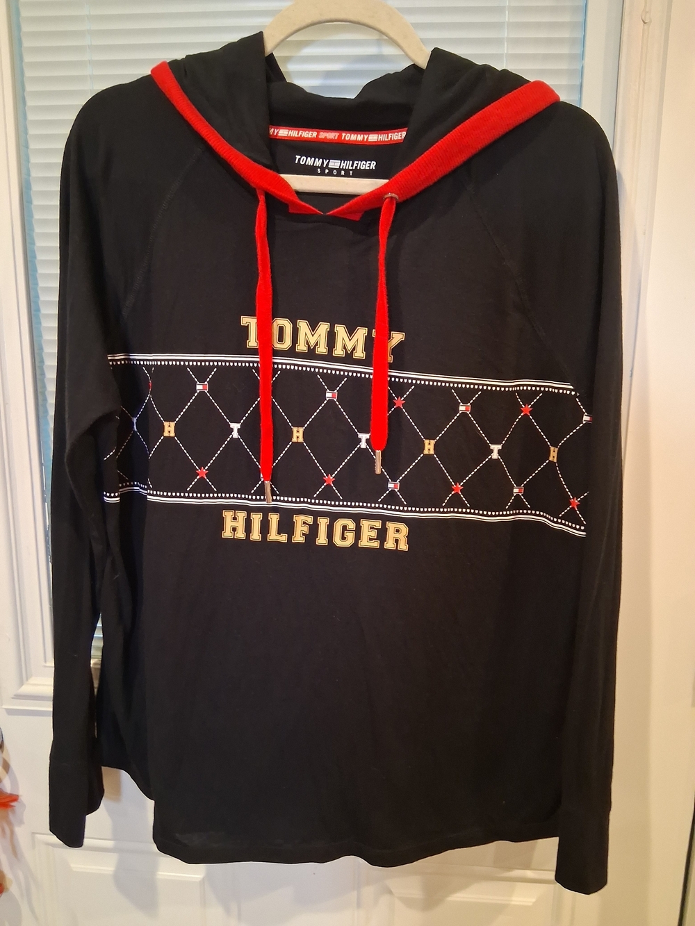 sku71  Vintage Tommy Hilfiger Black Hoodie Top with Red Accents Adults Size L